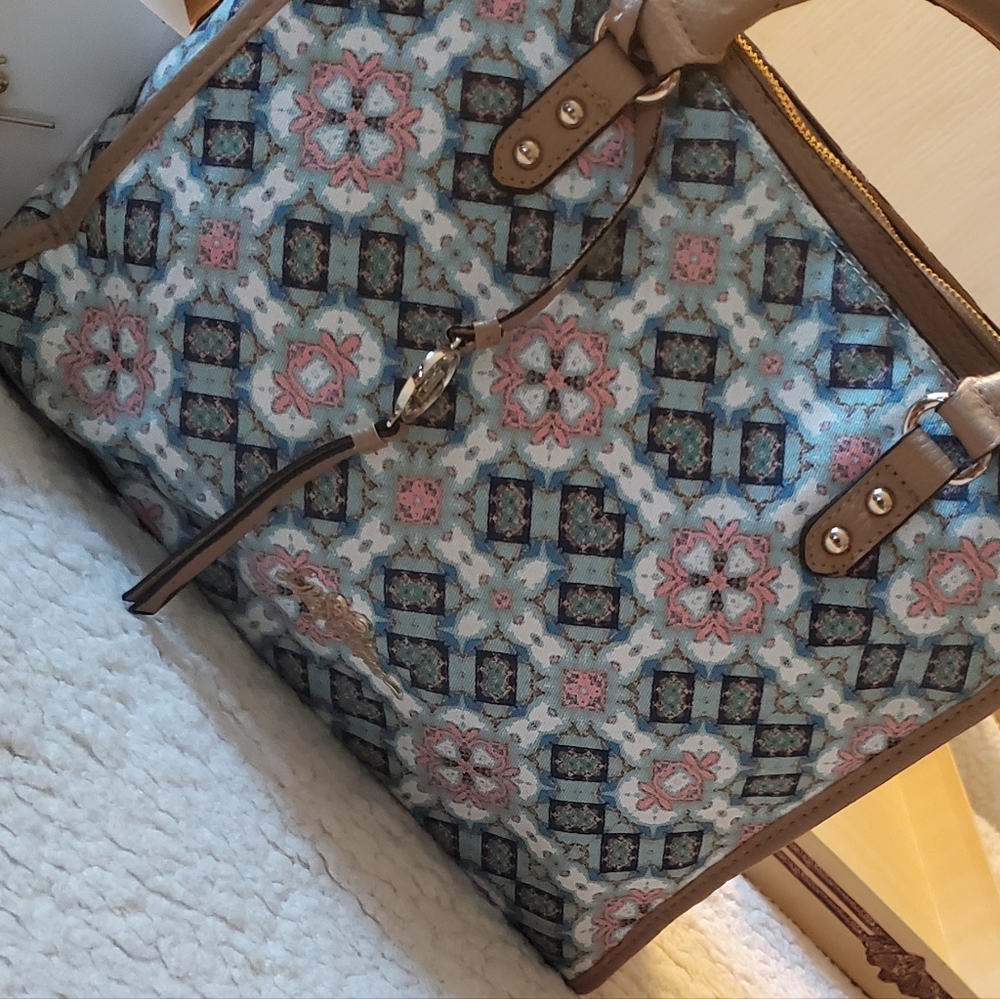 Brand Libby edelman, Color prints in blue and pink.